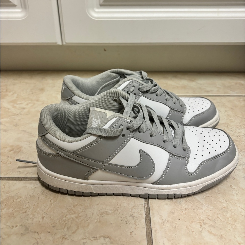 grey nike low dunks women’s